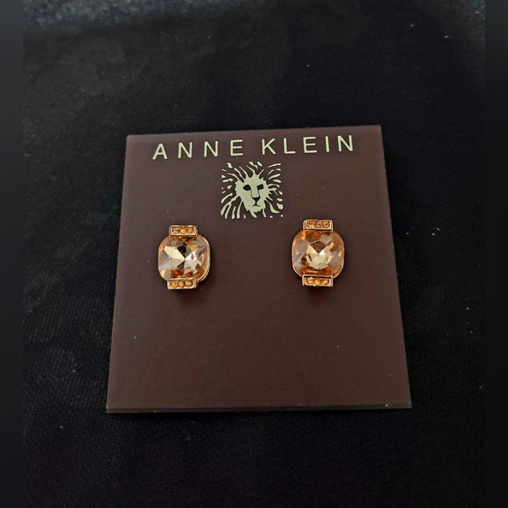 Anne Klein gold square earrings. Great gift for anyone to weR at any occasion!